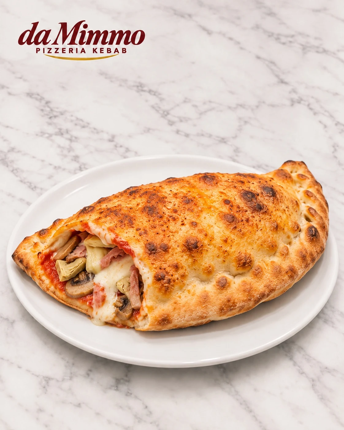 Gefüllter Calzone auf weißem Marmor