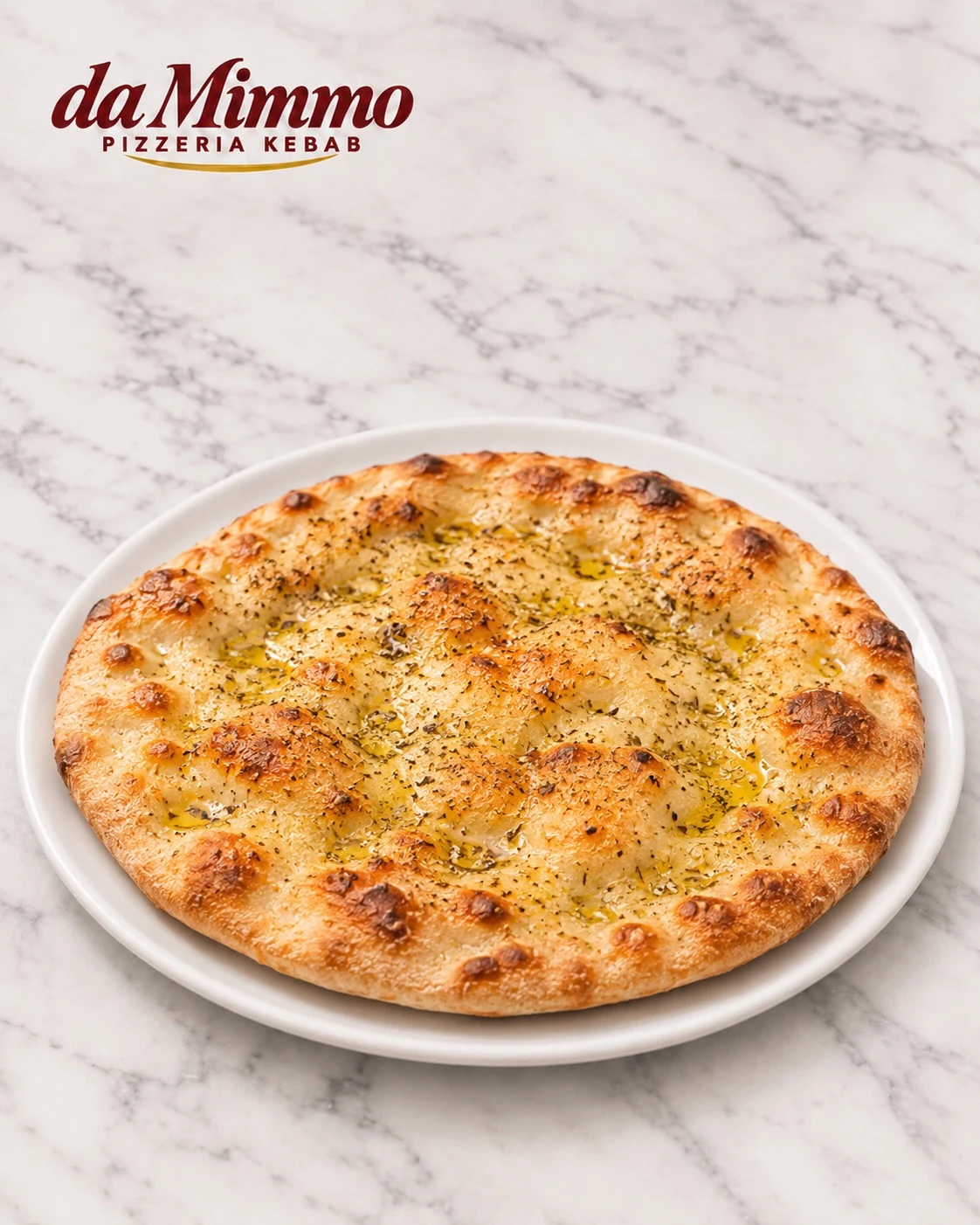 Einfache Focaccia auf weißem Marmor