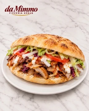Kebab-Sandwich auf weißem Marmor