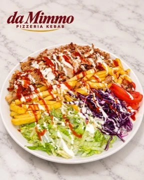 Kebab-Teller auf weißem Marmor