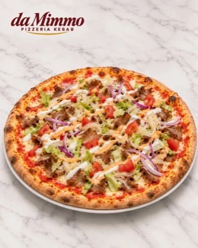 Kebab-Pizza auf weißem Marmor