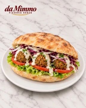 Falafel-Sandwich auf weißem Marmor