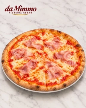 Prosciutto auf weißem Marmor