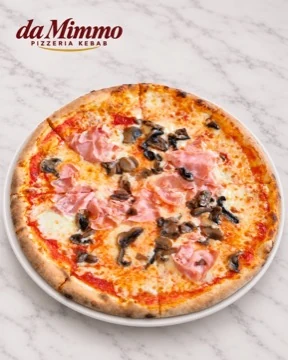 Prosciutto e Funghi auf weißem Marmor