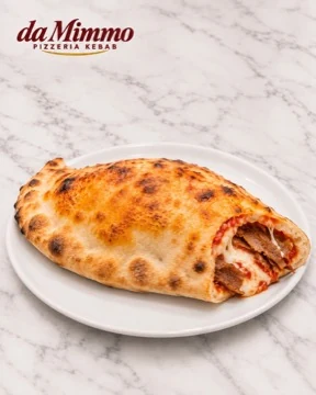 Kebab-Calzone auf weißem Marmor