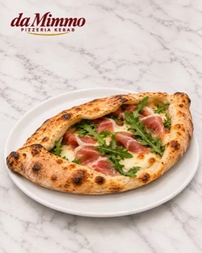 Offener Calzone auf weißem Marmor