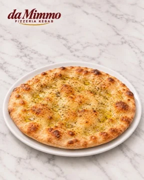 Einfache Focaccia auf weißem Marmor