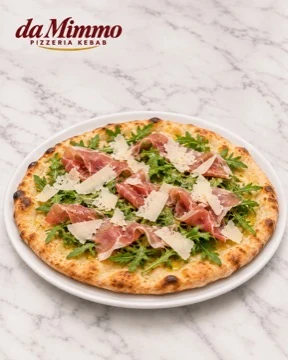 Focaccia Primavera auf weißem Marmor