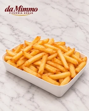 Große Pommes-Schale auf weißem Marmor