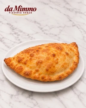 Frittierter Panzerotto auf weißem Marmor